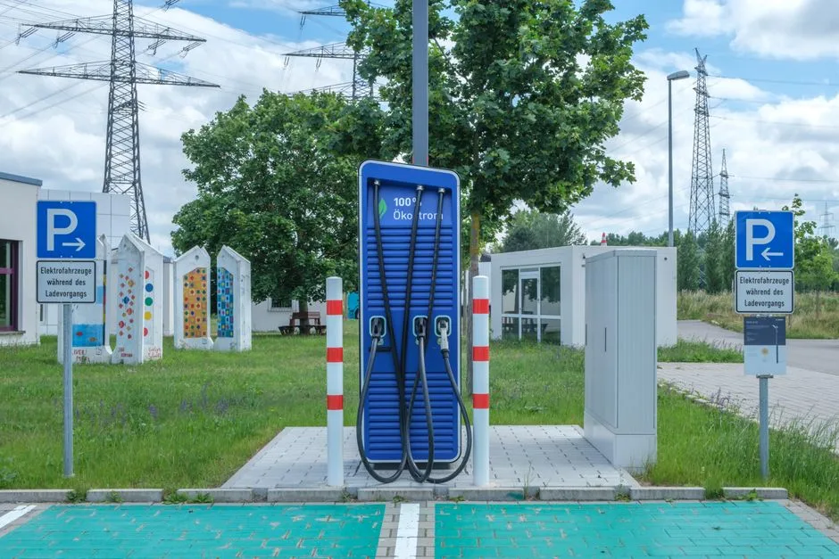 Borne de recharge publique au design écoresponsable, puissance triphasée 11 kW