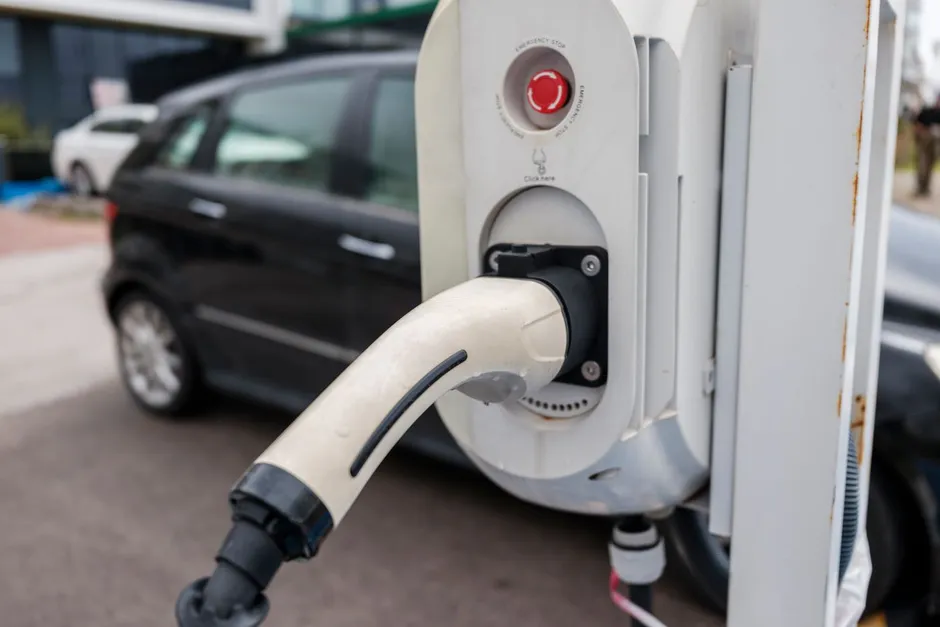 Borne de recharge murale avec câble de charge branché, puissance 22 kW