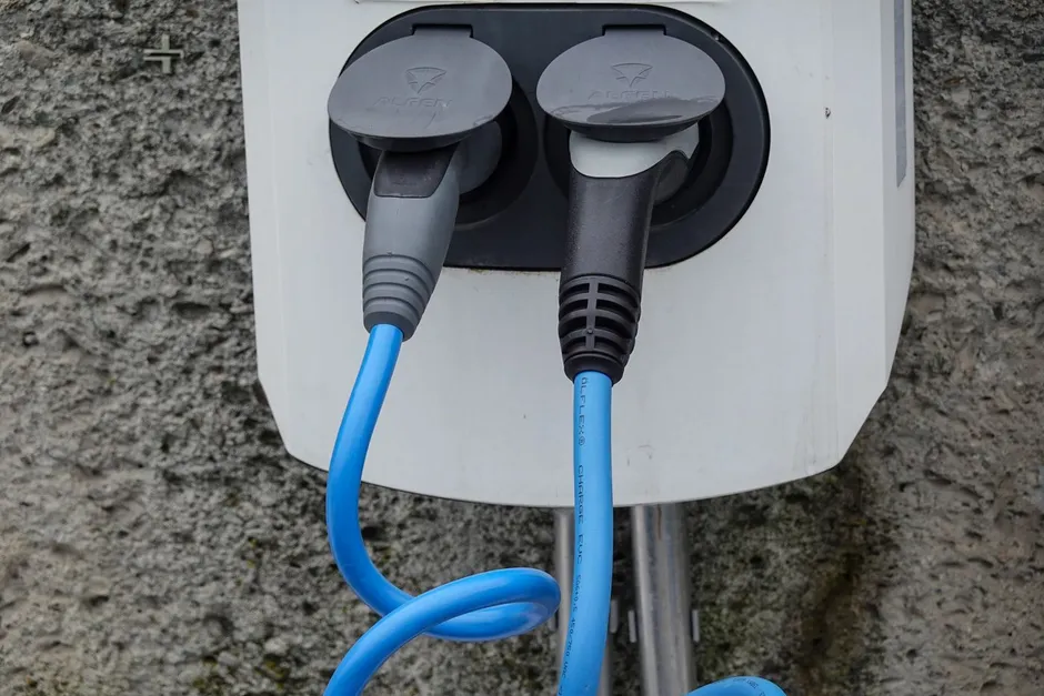 Borne de recharge murale à deux prises avec câbles bleus, modèle d'entrée de gamme