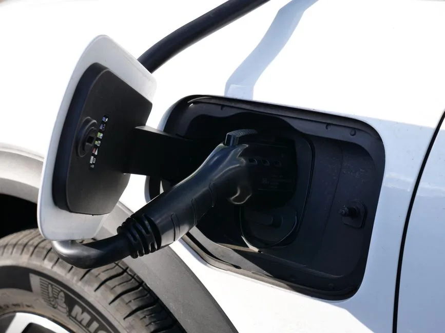 Câble de recharge branché sur un véhicule électrique, exemple d'accessoire de recharge