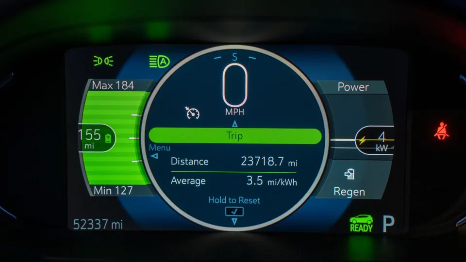 Tableau de bord d'un véhicule électrique affichant la batterie et l'autonomie