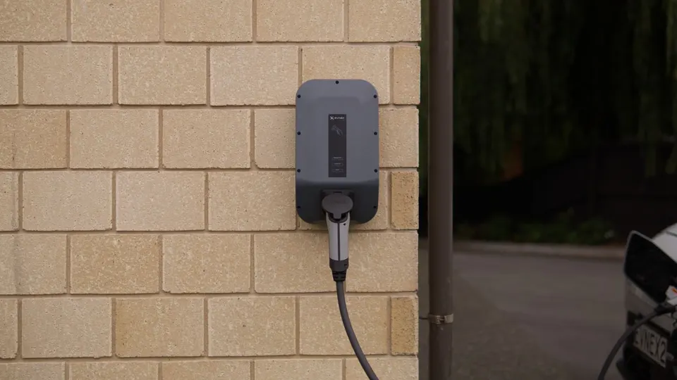 Borne de recharge murale installée sur un mur en briques