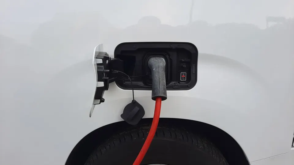Prise de recharge d'un véhicule électrique avec câble branché