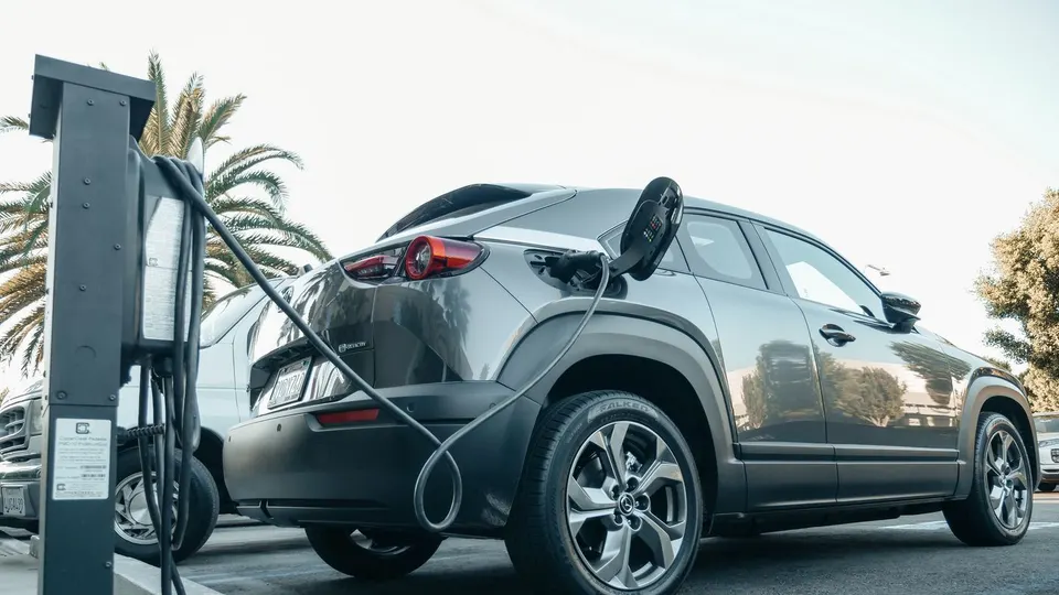 Voiture électrique en charge sur une borne publique