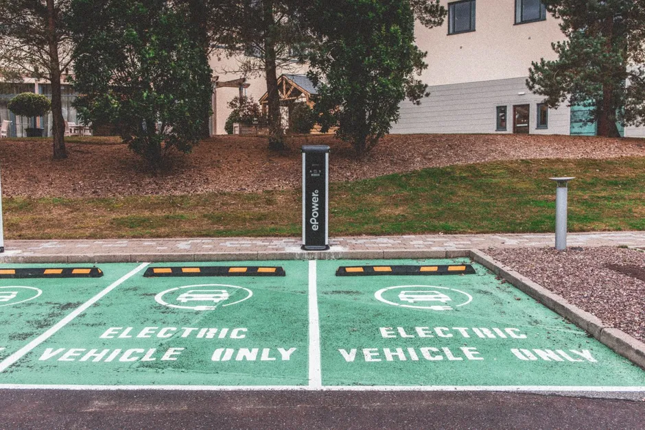 Places de stationnement réservées aux véhicules électriques équipées d'une borne de recharge