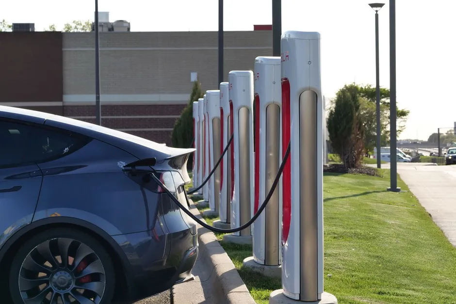 Rangée de bornes de recharge alimentant un véhicule électrique sur un parking professionnel
