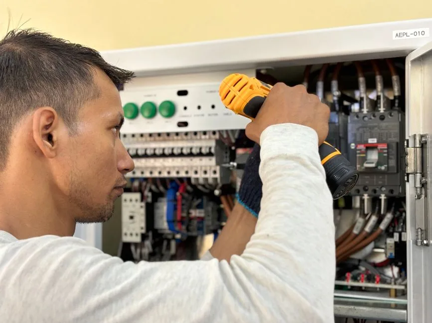 Électricien intervenant sur un tableau électrique, étape clé de l'installation d'une borne de recharge