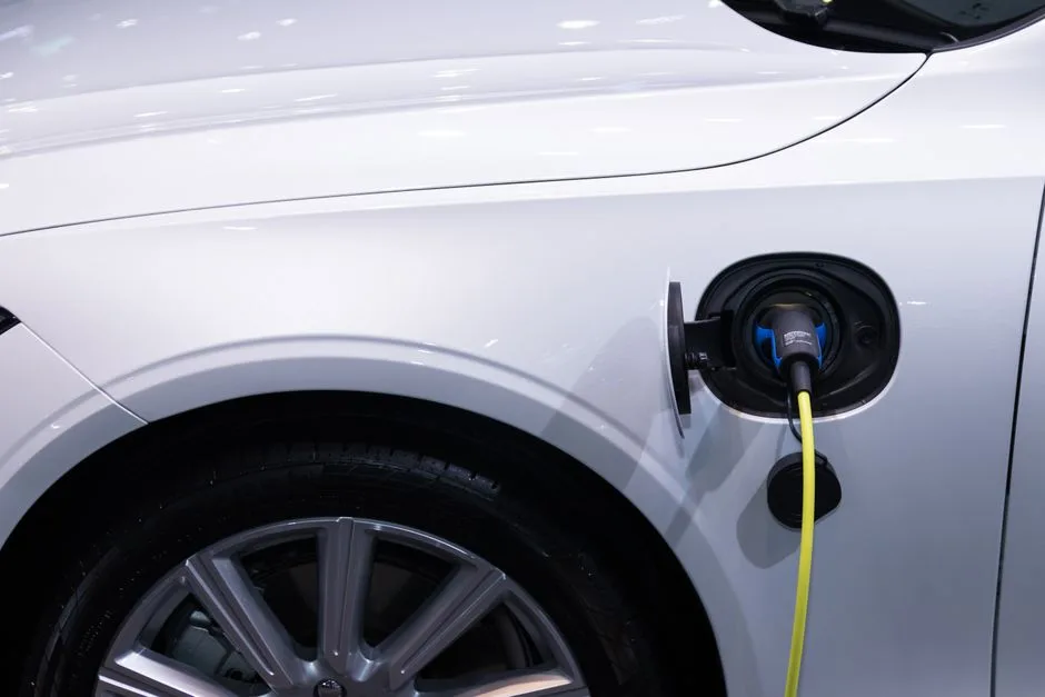 Voiture électrique branchée en charge, comparaison entre prise renforcée et borne de recharge