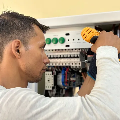 Électricien intervenant sur un tableau électrique